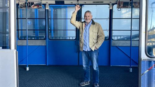 Marcel Bührer posiert für das Foto in der Signalbahn, die dringend ersetzt werden sollte. Foto: Fadrina Hofmann