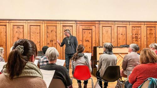 Der neue Cor masdo Puntraschigna Samedan steht unter der Leitung von Patrik Würms. Hier während einer Chorprobe zum Adventskonzert. Foto: Jon Duschletta