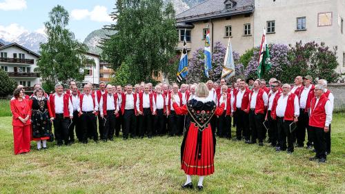 Der Cor viril dal Parc Naziunal während einer Darbietung anlässlich der Neueröffnung des Nationalparkzentrums im Sommer. Foto: Jon Duschletta