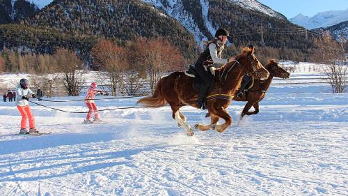 Die Kinder fahren alle in der besten Skischulkategorie, der Black League. Fotos: Julia Biffi