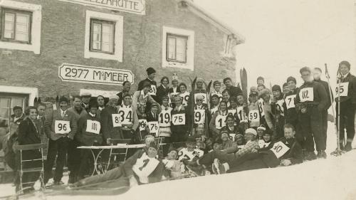 Das Diavolezza-Abfahrtsrennen war ein Spektakel für Teilnehmende und Zuschauende. Foto: Museum Alpin Pontresina