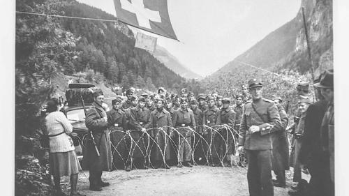 Fügitivs al cunfin svizzer a Vinadi al principi da mai 1945. fotografia: mad