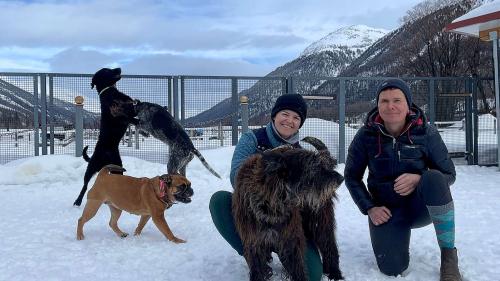 Spiel und Spass gehören zum Programm der Hunde Lounge von Monika Henggeler (rechts) mit dazu. Fotos: F. Hofmann