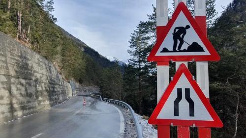 La Via d’Engiadina tanter Vinadi e’l cunfin austriac es darcheu averta daspö gövgia passada. La serrada da quella ha però procurà per daplü trafic illa Val Müstair (fotografia: mad).