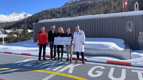 Scheckübergabe: Philipp Simmen, Leiter Helikopteroperationen Rega – Marco Salzgeber, CEO Klinik Gut – Dr. med. Julia Rouhi, Standortleiterin Klinik Gut – Ernst Kohler, CEO Rega – Dr. med. Patrick Baumann, medizinischer Direktor Klinik Gut. Foto: z. Vfg