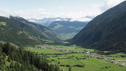 Ils pesticids, chi rivan sü dal Vnuost, nu’s ferman davant il cunfin tanter Svizra ed Italia illa Val Müstair. fotografia: David Truttmann