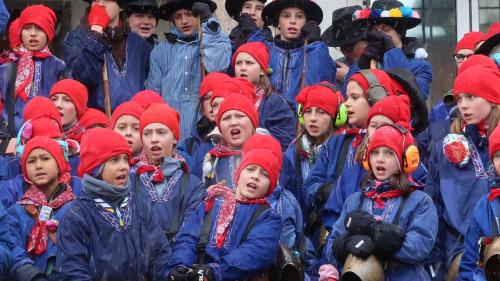 Chalandamarz - im Bild mit den Kindern von Samedan - ist ein grosser Festtag im Engadin. Foto: Nadja Guetg