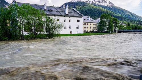 Hochwasser am Beispiel des Inn bei La Punt Chamues-ch und fehlendes Wasser für die Energieproduktion an der Stauwehr Punt dal Gall der Engadiner Kraftwerke. Archivbilder: Jon Duschletta