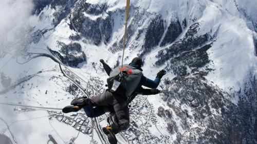 Mit rund 200 Kilometer pro Stunde sind Skydiver im freien Fall unterwegs. Foto: Engadinsky