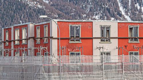 Beim früheren Hotel Misani in Celerina wird so rasch nicht weitergebaut. Gegen das Baugesuch sind Einsprachen eingegangen. Foto: Daniel Zaugg