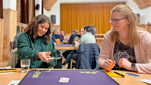 32 persunas da tschinch fracziuns da Scuol han tut part a la qualificaziun pel «Donnschtig-Jass» ed han passantà üna flotta saira (fotografia: Fadrina Hofmann). 