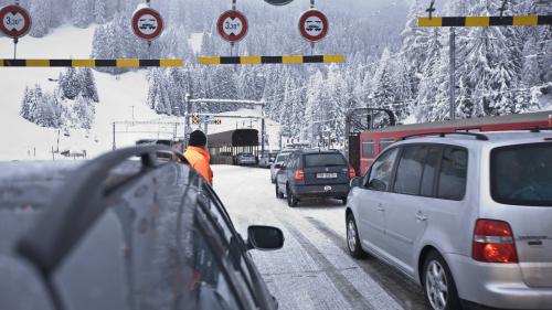 Il transport d’autos tras il Vereina ha surgni ün ulteriur sustegn da la Confederaziun. Quel import vain investi in l’infrastructura da chargiar pro’ls portals a Selfranga ed a Sagliains (fotografia: RTR).