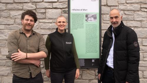 Gemeindevorstand Jon Bischoff, Projektleiterin Paola Gianotti und Marco Giacometti vom Centro Giacometti freuen sich über den neuen Themenweg. Foto: Domiziano Lisignoli