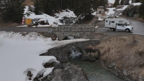 La punt sur il Tasnan a Prà da Punt cuort avant Pasqua. Qua passa in cas da boudas giò la val tuot il trafic da transit da l’Engiadina Bassa. Uossa es la colliaziun dad Ardez a Ftan serrada per renovaziuns (fotografia: RTR).