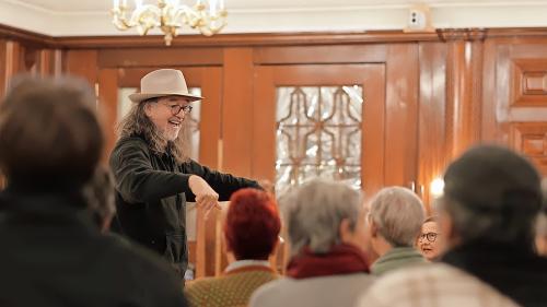 Urs Leonhardt geniesst die Chorprobe mit einheimischen Sängerinnen und Sängern im Hotel Scuol Nairs. Seit Wochen proben rund 50 Sängerinnen und Sänger die «Ode an die Freude» für die Auftritte im kommenden Juni (Foto: Michael Steiner).