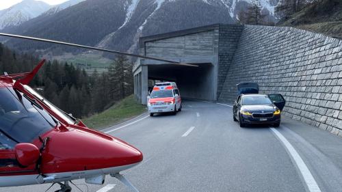 Mitsamt seinem Motorrad rutschte der Fahrer bis in die Galerie. Foto: Kantonspolizei Graubünden