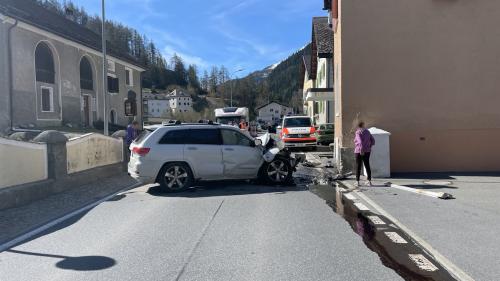 Das Auto wurde quer über die Hauptstrasse katapultiert. Foto: Kantonspolizei Graubünden