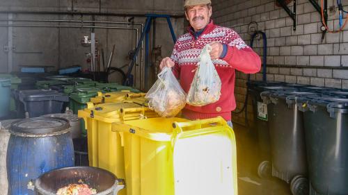 Duri Casty hilft auf der Biogas-Anlage Forz Agricula in Zuoz tatkräftig mit. Auch wenn es darum geht, Fremdstoffe aus dem Sammelgut zu entfernen. . Fotos: Jon Duschletta