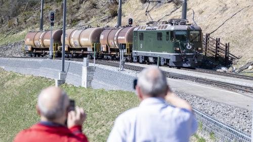 Einfahrt der Grünen RhB Ge 4/4 II 611 „Landquart“ in Bergün am vergangenen Freitag. Foto: Mayk Wendt