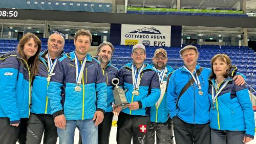 Der ES Sur En gewinnt vier Medaillen an den diesjährigen Eisstock-Bündnermeisterschaften in der Gottardo Arena in Ambri Piotta. Orlando Bass (Mitte mit Pokal) gewann einen kompletten Medaillensatz. Foto: Nicolo Bass