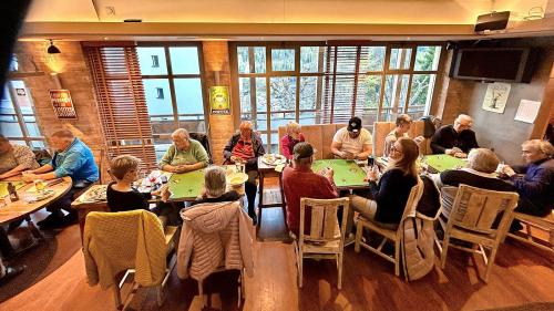 Davo üna posa da sur desch ons ha darcheu üna jada gnü lö üna maestranza da jass aint il restorant La Terrassa 
a Scuol. fotografia: Corina Mengiardi