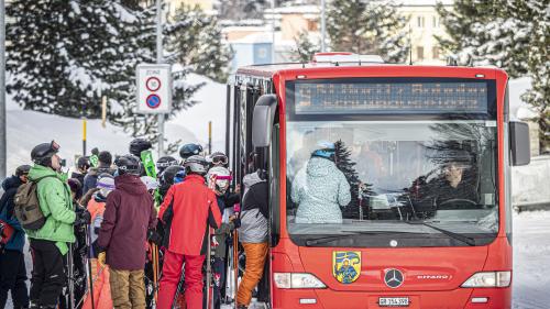 Der Engadin Bus startet auch dieses Jahr gemeinsam mit den Bergbahmen in die Wintersaison - zwei Wochen vor dem Fahrplanwechsel. Foto: Daniel Zaugg