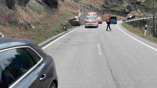 Malojastrasse in Richtung Maloja: Links im Bildrand der hintere Teil vom Personenwagen. Weiter hinten liegt das Fahrrad am bergseitigen Strassendrand (Foto: Kantonspolizei Graubünden). 