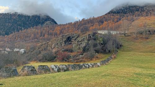 Panzersperre Planturen östlich von Lavin. Rechts ein Betonhöcker der Panzersperre Planturen am Innufer. Fotos: Hans Stäbler