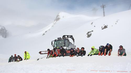 Die Gletscherpiste auf der Diavolezza wurde mit einem Schutzvlies, das im Sommer vor Hitze und Regen schützt, 
eingepackt. Fotos: Stefanie Wick Widmer