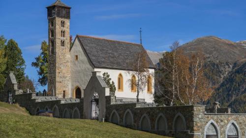 La baselgia San Peter a Samedan nun es pü üngüna da las candidatas per üna vendita pussibla (fotografia: mad).