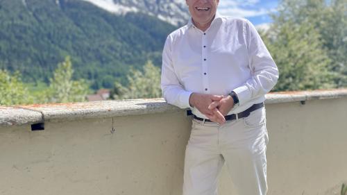 Felix Blumer von SRF Meteo geniesst das sonnige Wetter im Engadin. Foto: Fadrina Hofmann