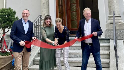 Freudige Eröffnung: CEO Silvio Schoch, die Gastgeberinnen Noëmie Ruckstuhl, Eva Leitner und Verwaltungsratspräsident Kuno Sommer. Foto: Fadrina Hofmann