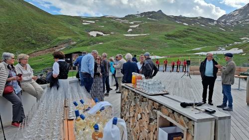 Der Apéro fand auf der Terrasse des Bergrestaurants Margun statt. Fotos: Denise Muchenberger