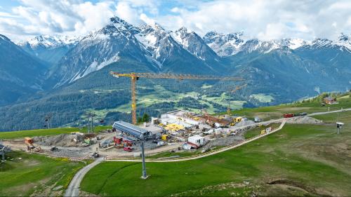 Die Bergbahn Scuol AG investiert 20 Millionen Franken in die Gesamtsanierung. Bei der Bergstation entsteht auch ein Veranstaltungsraum für rund 
400 Personen. Fotos: Mayk Wendt