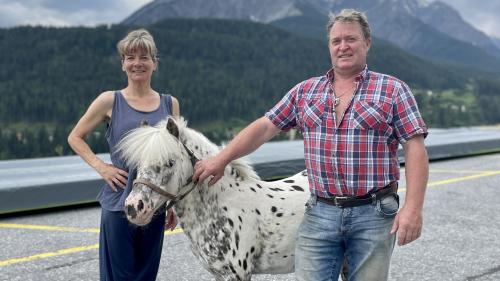 Roy Quaiser und Beatrice Florence Dechoûsa  mit ihrem Comedypony. Foto: Fadrina Hofmann