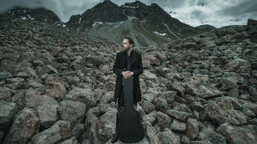 Florian Fox fühlt sich der Engadiner Bergwelt seit der Kindheit verbunden. Foto: Rob Lewis