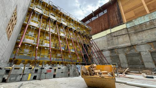 Las intevladüras gigantescas cun ün’otezza da var dudesch meters per pudair culer il betun (fotografia: Martin Camichel).