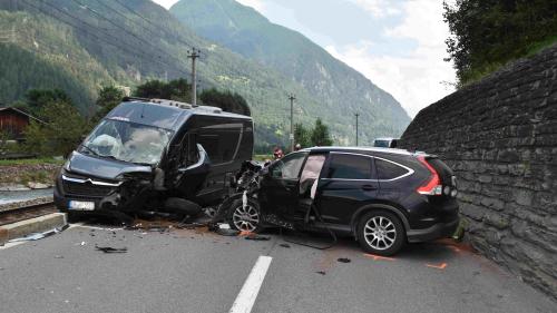 Detailaufnahme stark beschädigte Fahrzeuge, Wohnmobil und Auto (Foto: Kantonspolizei Graubünden).