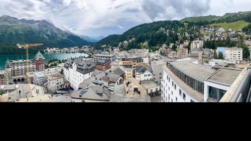 Impressionen von der Glockenturm- und Dorfführung durch St. Moritz mit der Guide Susi Wiprächtiger. Fotos: Jon Duschletta