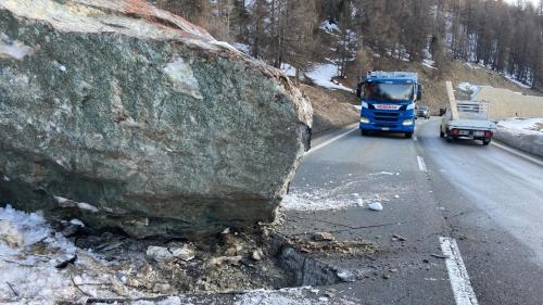 Im März stürzte dieser Felsblock auf die Engadinerstrasse. Foto: Kapo GR