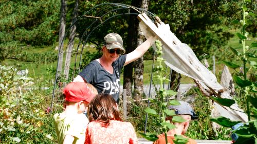 Julia Treiber mit den wissbegierigen Gartenkindern am Frühbeet am Ospiz Chapella. Fotos: Jon Duschletta