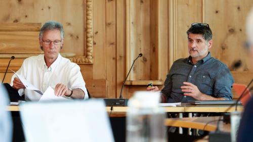 Remo Püntener von der Stiftung zur Förderung der Berufsbildung (rechts) weibelte für die Zukunftssicherung der 
Berufsschulen. Links Christian Brantschen, Vorsitzender der Präsidentenkonferenz Region Maloja. Foto: Jon Duschletta