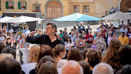 Il dirigent Curdin Lansel es iniziant dal Inscunter da chant a Zuoz chi ha lö la prüma vouta l’eivna chi vain (fotografia: mad).