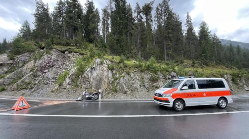 Der Motorradfahrer musste mit der Rega ins Spital geflogen werden. 