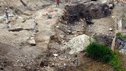 Eine der Gruben, die bei den Grabungen zum Vorschein kamen. Foto: Archäologischer Dienst, Graubünden