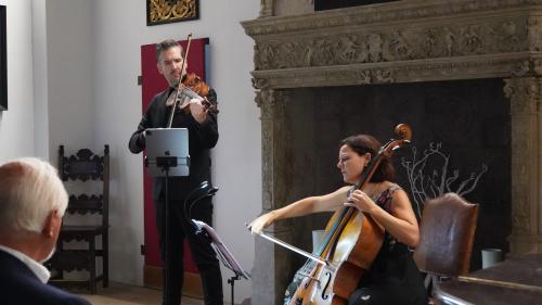 Maja Weber am Cello und Lech Antonio Uszynski an der Bratsche, sie spielten am Mittwoch zum Auftakt des diesjährigen Stradivari-Festes im Schloss Tarasp Mozart-Duos. Foto: Sarah Bünter