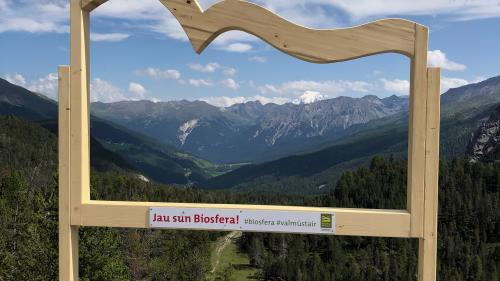 Dal 2021 vaiva il Parc da natüra Biosfera Val Müstair installà a Süsom Givè ün «selfie-point» cun sguard vers la val. Pel mumaint daja vistas particularas süllas elecziuns presidialas dal Cumün da Val Müstair (fotografia: David Truttmann).