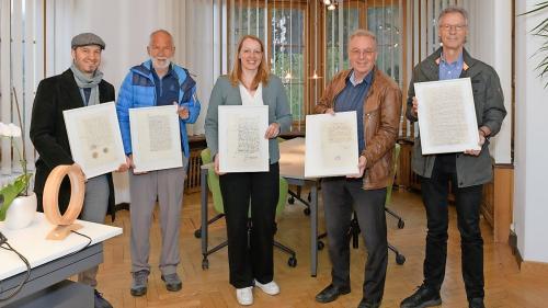 (v.l.) Kurt Gritsch, Leiter Kulturarchiv, Silvio Margadant, Vorstandsmitglied Kulturarchiv Oberengadin, Jenny Kollmar, Geschäftsführerin Region Maloja, Lucian Schucan, Präsident Kulturarchiv, Christian Brantschen Präsident Region Maloja Foto: z. Vfg