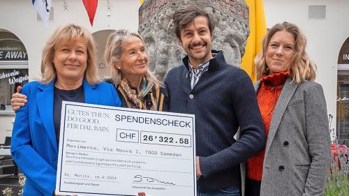 (v.l) Prisca Anand, Susanne Thun, Angelo De Luca und Vroni Ganz bei der Übergabe des Schecks. Foto: z. Vfg