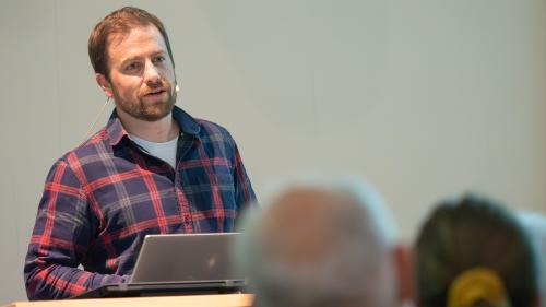 Arno Puorger, Abteilungsleiter Grossraubtiere beim AJF, stellt fest: «Das Engadin war lange ein weisser Fleck in Sachen Wolfspräsenz. Das ist definitiv vorbei.» Foto: Jon Duschletta